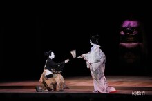 「天守物語」より、左から中村虎之介、中村七之助。(c)松竹