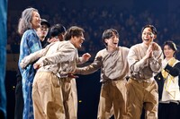 「演劇ドラフトグランプリ2023」より、グランプリを獲得して喜ぶ劇団「恋のぼり」のメンバー。