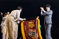 「演劇ドラフトグランプリ2023」より、鈴木拡樹から優勝旗を授与される玉城裕規。