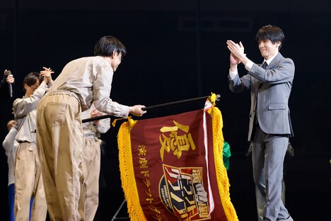 「演劇ドラフトグランプリ2023」より、鈴木拡樹から優勝旗を授与される玉城裕規。