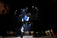 「演劇ドラフトグランプリ2023」より、閉幕のあいさつをする荒牧慶彦。