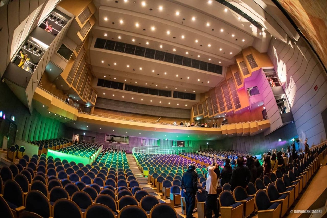 2021年に大阪・門真市民文化会館ルミエールホールで上演されたツアー型演劇「クリスマス・アンダーグラウンド」より。（撮影：河西沙織）