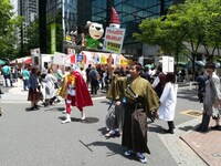 一般の人と一緒にフラッシュモブをする演目の様子。