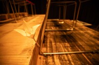 2023年に上演された劇団壱劇屋15th year Replay03「SQUARE AREA」より、客席にキーアイテムを装飾してより体験度を上げる試み。（撮影：河西沙織）