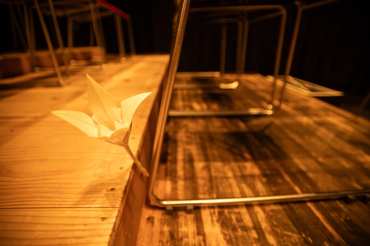 2023年に上演された劇団壱劇屋15th year Replay03「SQUARE AREA」より、客席にキーアイテムを装飾してより体験度を上げる試み。（撮影：河西沙織）