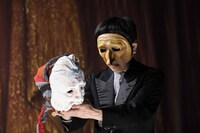 フライングシアター自由劇場「仮面劇・預言者」より。（撮影：串田明緒）