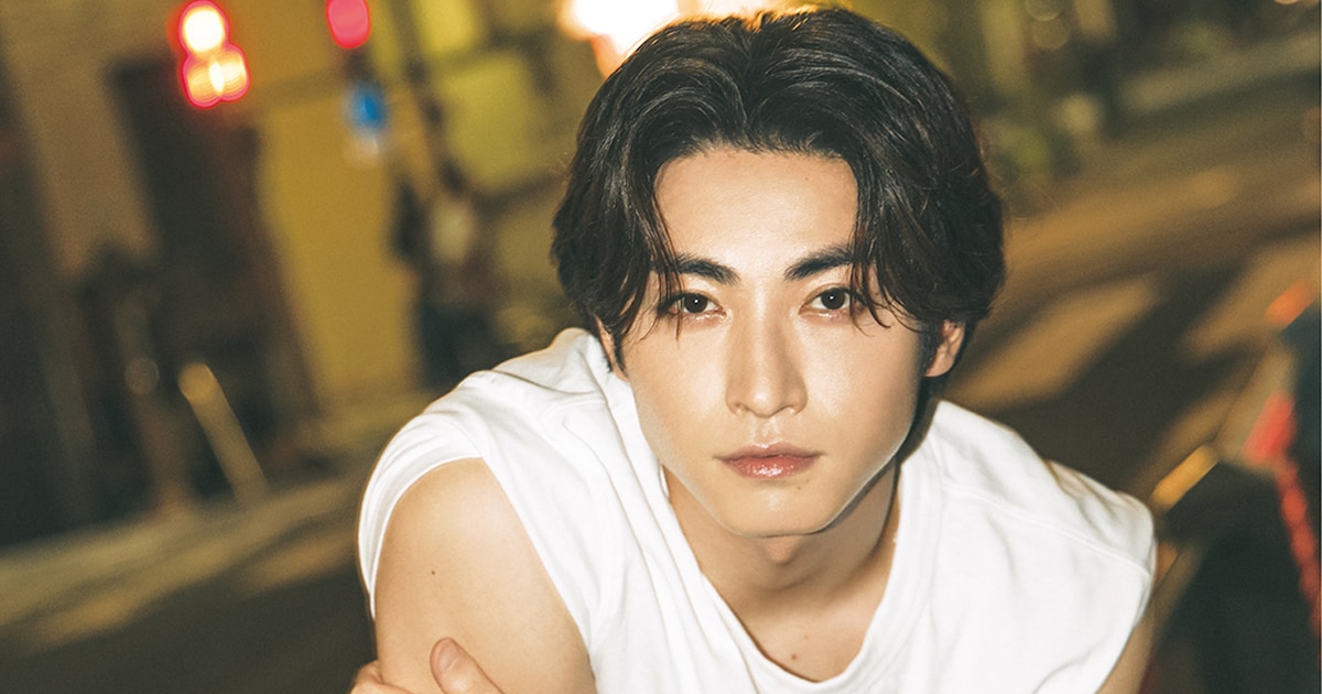 本日30歳の誕生日迎えた木村達成の写真集「REAR WINDOW」発売 - ステージナタリー