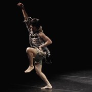 シアタートラム・ネクストジェネレーション vol.15 -フィジカル- room.Onaya Rion「Pupa」より。(撮影:大洞博靖)