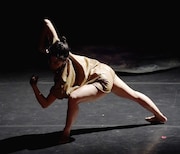 シアタートラム・ネクストジェネレーション vol.15 -フィジカル- room.Onaya Rion「Pupa」より。(撮影:大洞博靖)