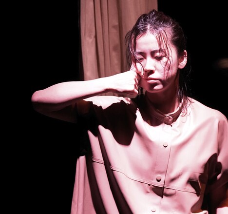 シアタートラム・ネクストジェネレーション vol.15 -フィジカル- room.Onaya Rion「Pupa」より。(撮影:大洞博靖)