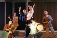 流山児★事務所「夢・桃中軒牛右衛門の」より。（撮影：横田敦史）