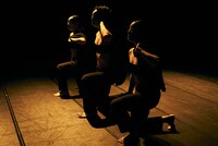 ［ダンスクロス］中川絢音＜水中めがね∞＞「にほンダてだッテ」より。（Photo: Sugawara Kota）