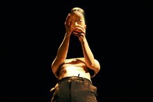 ［ダンスクロス］中川絢音＜水中めがね∞＞「にほンダてだッテ」より。（Photo: Sugawara Kota）