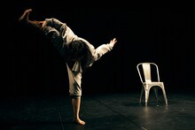 ［ダンスクロス］中川絢音＜水中めがね∞＞「にほンダてだッテ」より。（Photo: Sugawara Kota）