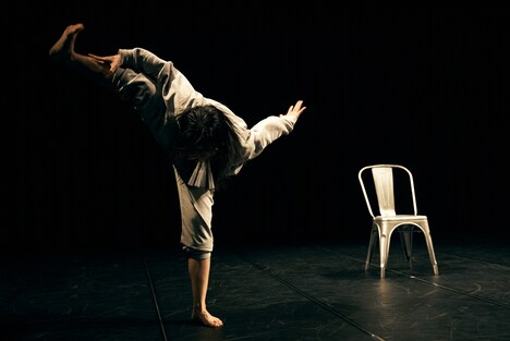 ［ダンスクロス］中川絢音＜水中めがね∞＞「にほンダてだッテ」より。（Photo: Sugawara Kota）