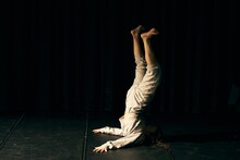 ［ダンスクロス］中川絢音＜水中めがね∞＞「にほンダてだッテ」より。（Photo: Sugawara Kota）