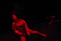 ［ダンスクロス］中川絢音＜水中めがね∞＞「にほンダてだッテ」より。（Photo: Sugawara Kota）