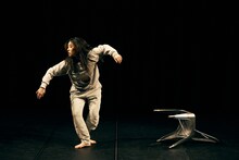 ［ダンスクロス］中川絢音＜水中めがね∞＞「にほンダてだッテ」より。（Photo: Sugawara Kota）