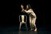 ［ダンスクロス］中川絢音＜水中めがね∞＞「にほンダてだッテ」より。（Photo: Sugawara Kota）