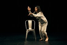 ［ダンスクロス］中川絢音＜水中めがね∞＞「にほンダてだッテ」より。（Photo: Sugawara Kota）