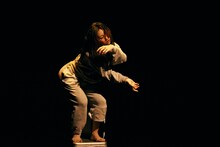 ［ダンスクロス］中川絢音＜水中めがね∞＞「にほンダてだッテ」より。（Photo: Sugawara Kota）