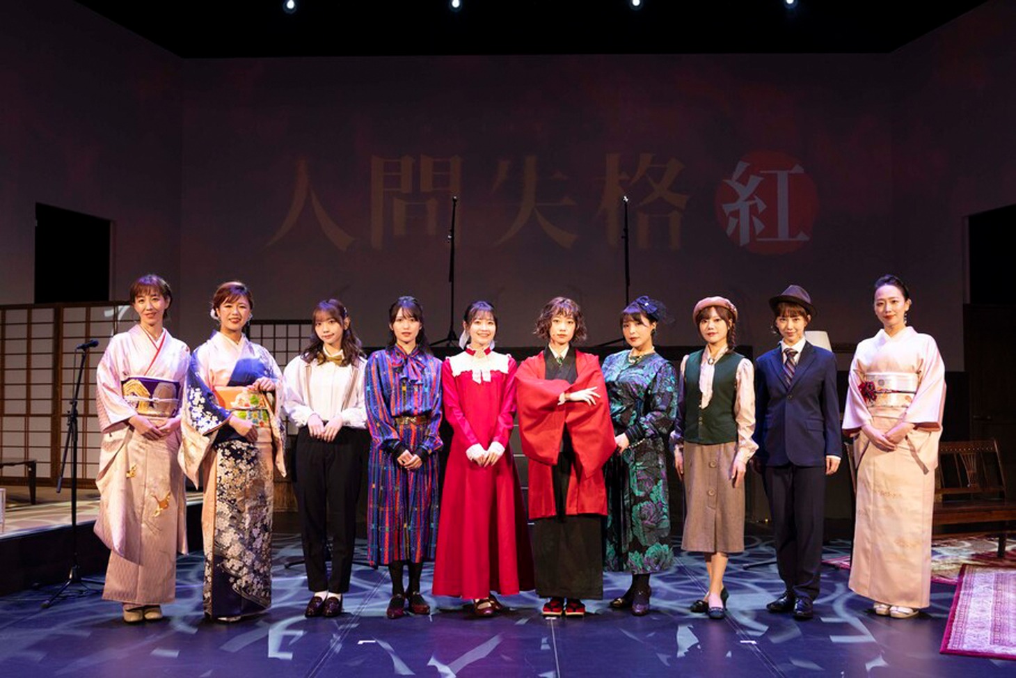 Aキャストと楽器演奏者の集合写真。