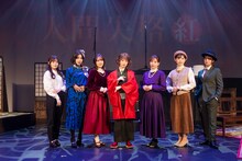 Bキャストの集合写真。左から石飛恵里花、志崎樺音、田上真里奈、河内美里、楠田亜衣奈、小原莉子、佐當友莉亜。