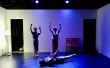 STスポット・急な坂スタジオ合同モモンガ・コンプレックス「ご多分にもれず、モモンガ・コンプレックス。」（仮）より。（撮影：中島広隆）