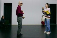 中野成樹＋フランケンズ「魚屋ハムレット（from『EP2』）」より。（撮影：中島広隆）