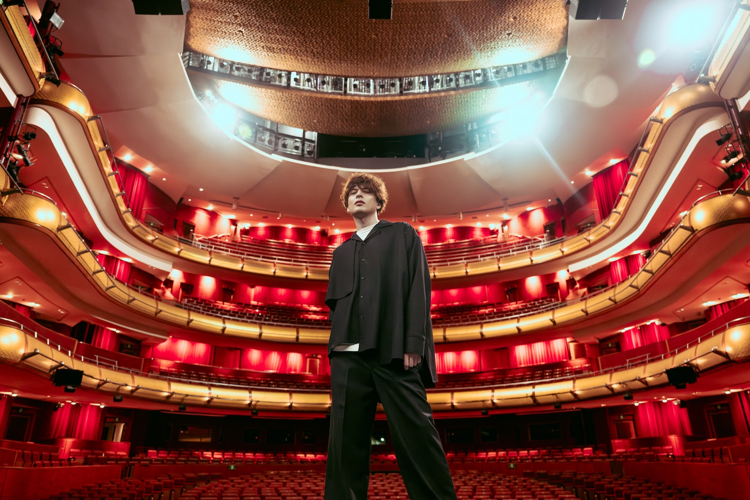 シンガポールの劇場Esplanade Theatres on the Bayに立つ城田優。(C) Moonrise Studio