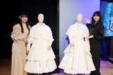 左から内田未来、浜浦彩乃。会場にはリリーとスノウの衣裳が展示されていた。（撮影：藤田亜弓）