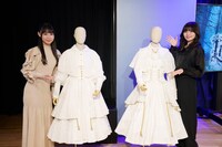 左から内田未来、浜浦彩乃。会場にはリリーとスノウの衣裳が展示されていた。（撮影：藤田亜弓）