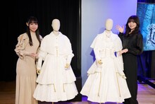 左から内田未来、浜浦彩乃。会場にはリリーとスノウの衣裳が展示されていた。（撮影：藤田亜弓）