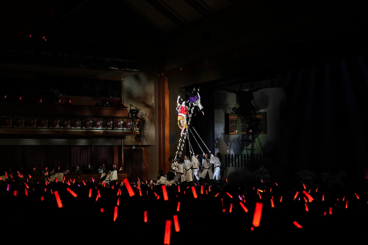 歌舞伎座新開場十周年「十二月大歌舞伎」昼の部「超歌舞伎 Powered by NTT『今昔饗宴千本桜』中村獅童 初音ミク 宙乗り相勤め申し候」12月15日公演より。(c)松竹／超歌舞伎 Powered by NTT「今昔饗宴千本桜」