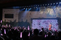 歌舞伎座新開場十周年「十二月大歌舞伎」昼の部「超歌舞伎 Powered by NTT『今昔饗宴千本桜』中村獅童 初音ミク 宙乗り相勤め申し候」12月15日公演より。(c)松竹／超歌舞伎 Powered by NTT「今昔饗宴千本桜」