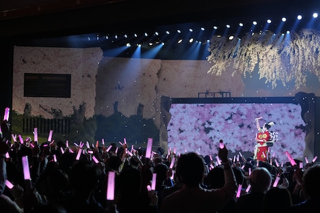 歌舞伎座新開場十周年「十二月大歌舞伎」昼の部「超歌舞伎 Powered by NTT『今昔饗宴千本桜』中村獅童 初音ミク 宙乗り相勤め申し候」12月15日公演より。(c)松竹／超歌舞伎 Powered by NTT「今昔饗宴千本桜」