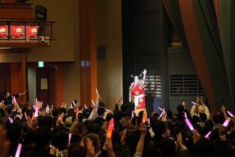 歌舞伎座新開場十周年「十二月大歌舞伎」昼の部「超歌舞伎 Powered by NTT『今昔饗宴千本桜』中村獅童 初音ミク 宙乗り相勤め申し候」12月15日公演より。(c)松竹／超歌舞伎 Powered by NTT「今昔饗宴千本桜」