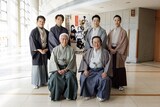 前列左から中村時蔵、尾上菊五郎、後列左から中村萬太郎、坂東彦三郎、尾上菊之助、中村梅枝。