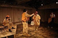 果てとチーク 第7回本公演「グーグス・ダーダ」より。（撮影：木村恵美子）