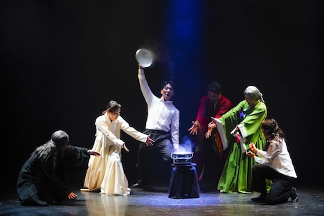 アシン・アートカンパニー製作「不思議な家」より。（撮影：友澤綾乃）