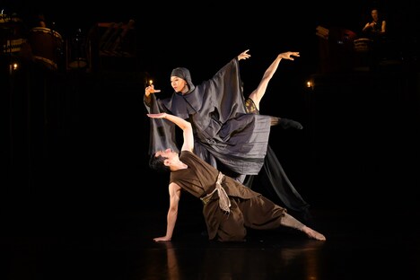 Noism×鼓童「鬼」より。（撮影：村井勇）