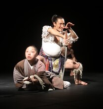 劇団SCOT「トロイアの女」より。