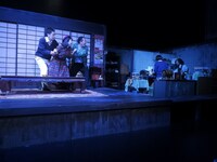 劇団不労社 ロームシアター京都×京都芸術センター U35 創造支援プログラム“KIPPU”「MUMBLE -モグモグ・モゴモゴ-」より。（撮影：宇治田峻）