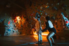 ボルダリングジムの空間生かした、太めパフォーマンス「翼をくださいな」開幕