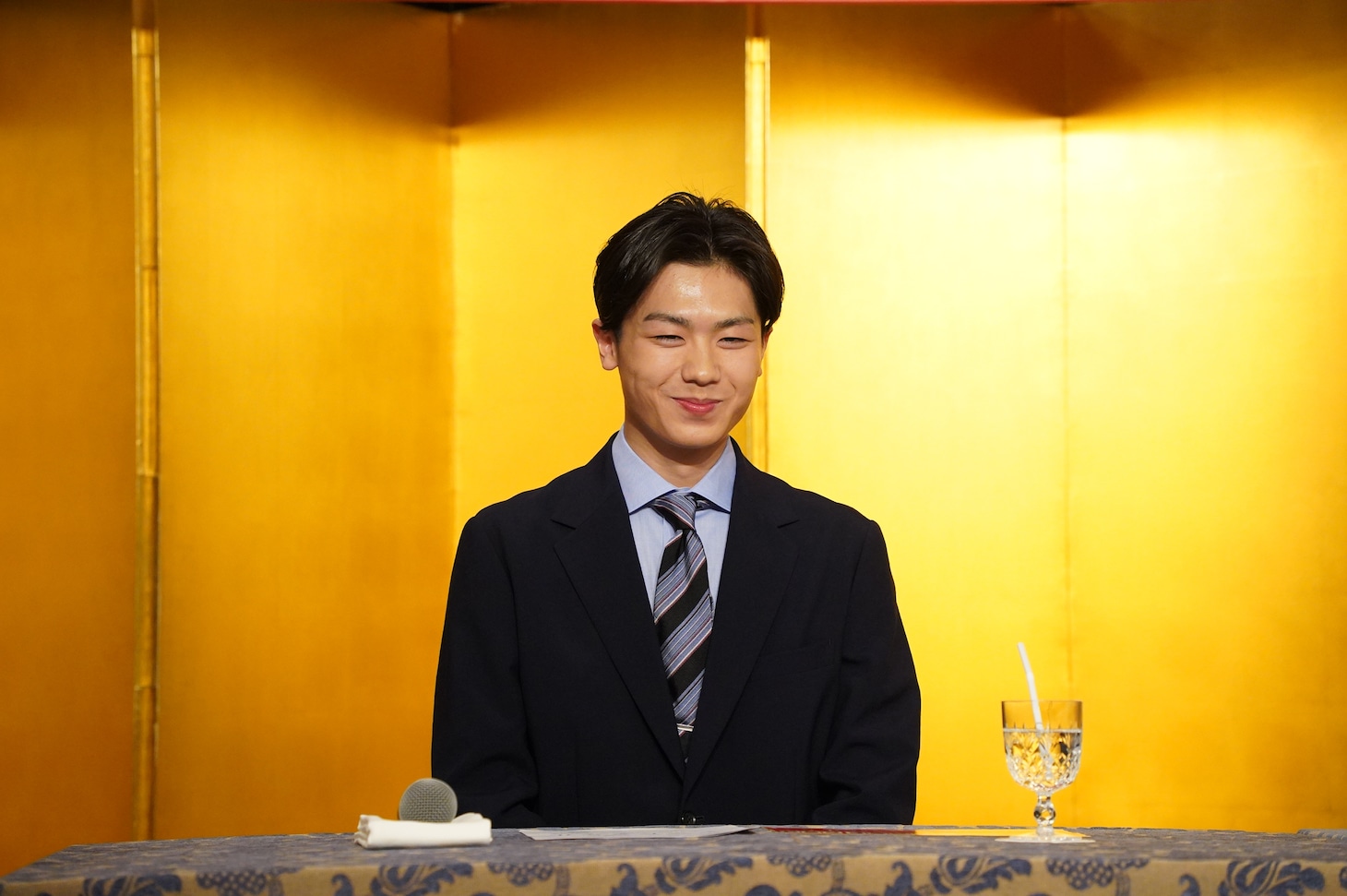 中村隼人と中村米吉のやり取りに思わず笑みをこぼす市川團子。