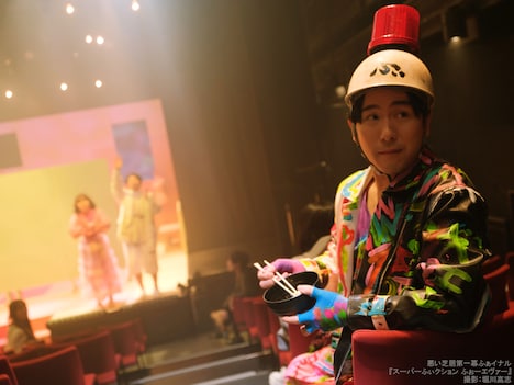 悪い芝居 第一幕ふぁイナル公演「スーパーふぃクション ふぉーエヴァー」より。（撮影：堀川高志 / kutowans studio）