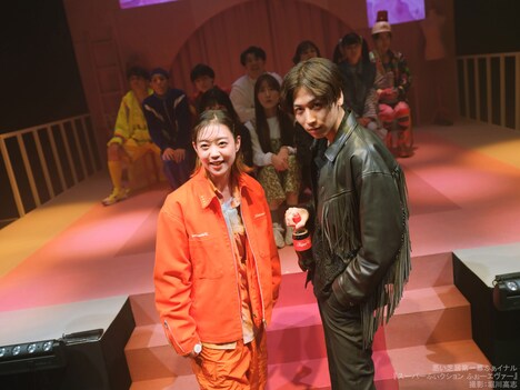 悪い芝居 第一幕ふぁイナル公演「スーパーふぃクション ふぉーエヴァー」より。（撮影：堀川高志 / kutowans studio）