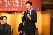 マイクから音声が出ず、直すためにマイク本体を叩く坂東新悟(右)と、その姿に思わず笑う中村歌昇(左)。