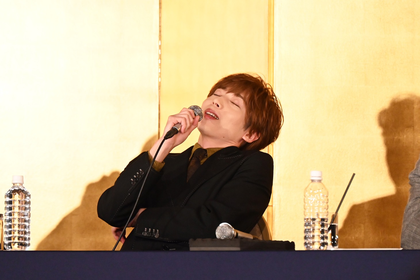 藤原紀香の「トシ！」という呼びかけに、うっとりと目を閉じて聴き入る染谷俊之。