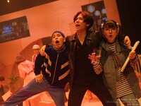 悪い芝居 第一幕ふぁイナル公演「スーパーふぃクション ふぉーエヴァー」より。（撮影：堀川高志 / kutowans studio）